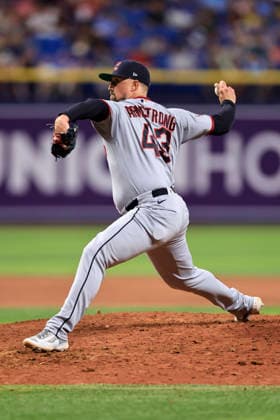 July 24, 2026, St. Petersburg, Florida, USA: Cleveland Guardians pitcher Shawn Armstrong (43) delivers a pitch during an MLB, Baseball Herren, USA game against the Tampa Bay Rays on July 24, 2026 at Tropicana Field. The Rays beat the Guardians 11-3. St. Petersburg USA - ZUMAh180 20260724_zsp_h180_073 Copyright: xKimxHukarix
