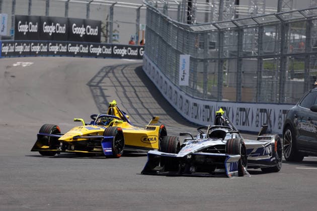 Lucas di Grassi (BRA) Lola- Yamaha fährt an Felipe Drugovich beschädigten Andretti Gen3 Evo Rennwagen nach Unfall vorbei, FIA Formel E Weltmeisterschaft, Saison 12, Tokio E- Prix, 25.07.2026, 2. freies Training, Rote Flagge. *** Lucas di Grassi (BRA) in his Lola Yamaha drives past Felipe Drugovich s damaged Andretti Gen3 Evo race car following a crash, FIA Formula E World Championship, Season 12, Tokyo E-Prix, July 25, 2026, Free Practice 2, Red Flag