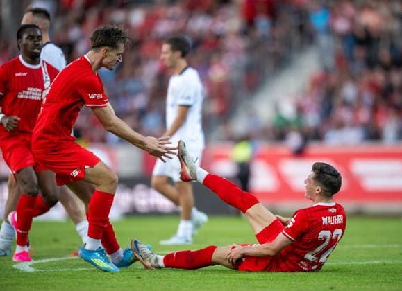 FUSSBALL REGIONALLIGA NORDOST - SAISON 2026-2027 - 1. SPIELTAG FC ROT WEISS ERFURT - BFC DYNAMO ** NUR FÜR REDAKTIONELLE ZWECKE ** EDITORIAL USE ONLY **<p>24 07 2026-Erfurt: Fussball Regionalliga Nordost 1. Spieltag Saison 2026-2027 Steigerwaldstadion FC Rot Weiss Erfurt - BFC Dynamo im Foto: Benjamin Dreca 14 (FC Rot-Weiß Erfurt) und Maxime Aglago Awoudja 6 (FC Rot-Weiß Erfurt) behandeln nach dem Spiel Wadenkrämpfe bei Niclas Walther 22 (FC Rot-Weiß Erfurt) ( Deutschland Thueringen Erfurt Copyright: SaschaxFromm *** SOCCER REGIONAL LEAGUE NORTHEAST 2026–2027 SEASON, MATCHDAY 1: FC ROT WEISS ERFURT vs. BFC DYNAMO ** FOR EDITORIAL PURPOSES ONLY ** EDITORIAL USE ONLY ** July 24, 2026 Erfurt Soccer Regional League Northeast Matchday 1, 2026–2027 Season, Steigerwaldstadion: FC Rot-Weiss Erfurt vs. BFC Dynamo. Pictured: Benjamin Dreca (14) of FC Rot-Weiss Erfurt and Maxime Aglago Awoudja (6) of FC Rot-Weiss Erfurt treat Niclas Walther 22 of FC Rot-Weiss Erfurt for calf cramps after the game Germany Thuringia Erfurt Copyright SaschaxFromm Copyright: SaschaxFromm doc86v6kgxmhxfdx4ueo5n ,EDITORIAL USE ONLY