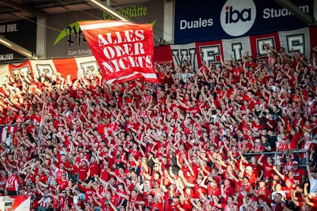 FUSSBALL REGIONALLIGA NORDOST - SAISON 2026-2027 - 1. SPIELTAG FC ROT WEISS ERFURT - BFC DYNAMO ** NUR FÜR REDAKTIONELLE ZWECKE ** EDITORIAL USE ONLY **<p>24 07 2026-Erfurt: Fussball Regionalliga Nordost 1. Spieltag Saison 2026-2027 Steigerwaldstadion FC Rot Weiss Erfurt - BFC Dynamo im Foto: RWE-Fans ( Deutschland Thueringen Erfurt Copyright: SaschaxFromm *** SOCCER REGIONAL LEAGUE NORTHEAST 2026–2027 SEASON, MATCHDAY 1: FC ROT WEISS ERFURT vs. BFC DYNAMO ** FOR EDITORIAL USE ONLY ** EDITORIAL USE ONLY ** July 24, 2026 Erfurt Soccer Regional League Northeast Matchday 1, 2026–2027 Season Steigerwaldstadion FC Rot Weiss Erfurt vs. BFC Dynamo in the photo RWE fans Germany Thuringia Erfurt Copyright SaschaxFromm Copyright: SaschaxFromm doc86v6o8d39pt9yeuaf7i ,EDITORIAL USE ONLY