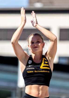 Deutsche Leichtathletik-Meisterschaften Stabhochsprung Frauen; Hannover, 24.07.2026 Bedankt sich beim Publikum auf dem Opernplatz: Chiara Sistermann (TSV Gräfelfing); Deutsche Leichtathletik-Meisterschaften Stabhochsprung Frauen am 24.07.2026 auf dem Opernplatz in Hannover (Niedersachsen). *** German Track and Field Championships – Women’s Pole Vault, Hanover, July 24, 2026 Chiara Sistermann of TSV Gräfelfing thanks the crowd at Opernplatz German Track and Field Championships, Women’s Pole Vault on July 24, 2026, at Opernplatz in Hanover, Lower Saxony Copyright: xBEAUTIFULxSPORTS R.xSchmittx