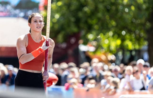 Deutsche Leichtathletik-Meisterschaften Stabhochsprung Frauen; Hannover, 24.07.2026 Beim Warm-Up vor dem Stabhochsprung-Wettkampf: Jule Glaßer (LG Brillux Münster); Deutsche Leichtathletik-Meisterschaften Stabhochsprung Frauen am 24.07.2026 auf dem Opernplatz in Hannover (Niedersachsen). *** German Track and Field Championships – Women’s Pole Vault, Hanover, July 24, 2026: Jule Glaßer of LG Brillux Münster warming up before the women’s pole vault competition at the German Track and Field Championships on July 24, 2026, at Opernplatz in Hanover, Lower Saxony Copyright: xBEAUTIFULxSPORTS R.xSchmittx