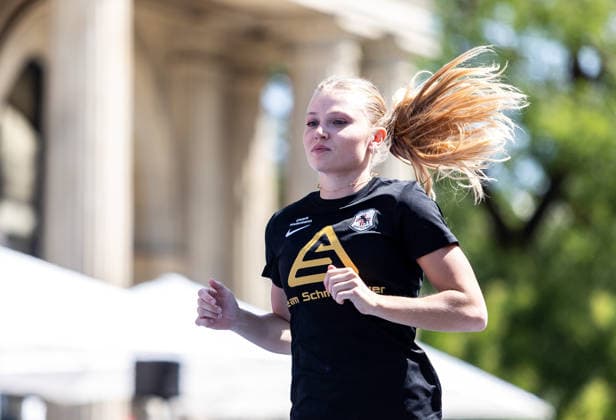 Deutsche Leichtathletik-Meisterschaften Stabhochsprung Frauen; Hannover, 24.07.2026 Chiara Sistermann (TSV Gräfelfing) bei der Athletenpräsentation; Deutsche Leichtathletik-Meisterschaften Stabhochsprung Frauen am 24.07.2026 auf dem Opernplatz in Hannover (Niedersachsen). *** German Track and Field Championships – Women’s Pole Vault, Hanover, July 24, 2026: Chiara Sistermann of TSV Gräfelfing at the athlete presentation for the German Track and Field Championships—Women’s Pole Vault—on July 24, 2026, at Opernplatz in Hanover, Lower Saxony Copyright: xBEAUTIFULxSPORTS R.xSchmittx