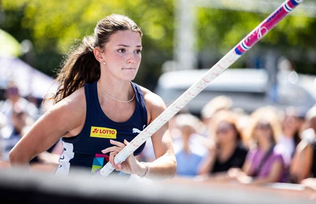 Deutsche Leichtathletik-Meisterschaften Stabhochsprung Frauen; Hannover, 24.07.2026 Fokussiert: Lotte Gretzler (USC Mainz) im Stabhochsprung der Frauen; Deutsche Leichtathletik-Meisterschaften Stabhochsprung Frauen am 24.07.2026 auf dem Opernplatz in Hannover (Niedersachsen). *** German Track and Field Championships – Women’s Pole Vault, Hanover, July 24, 2026: Lotte Gretzler of USC Mainz stays focused in the women’s pole vault at the German Track and Field Championships on July 24, 2026, at Opernplatz in Hanover, Lower Saxony Copyright: xBEAUTIFULxSPORTS R.xSchmittx