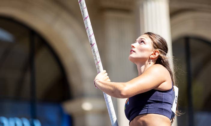 Deutsche Leichtathletik-Meisterschaften Stabhochsprung Frauen; Hannover, 24.07.2026 Blick nach oben: Lotte Gretzler (USC Mainz) im Stabhochsprung der Frauen; Deutsche Leichtathletik-Meisterschaften Stabhochsprung Frauen am 24.07.2026 auf dem Opernplatz in Hannover (Niedersachsen). *** German Track and Field Championships – Women’s Pole Vault, Hanover, July 24, 2026 Looking Up: Lotte Gretzler of USC Mainz in the women’s pole vault at the German Track and Field Championships on July 24, 2026, at Opernplatz in Hanover, Lower Saxony Copyright: xBEAUTIFULxSPORTS R.xSchmittx