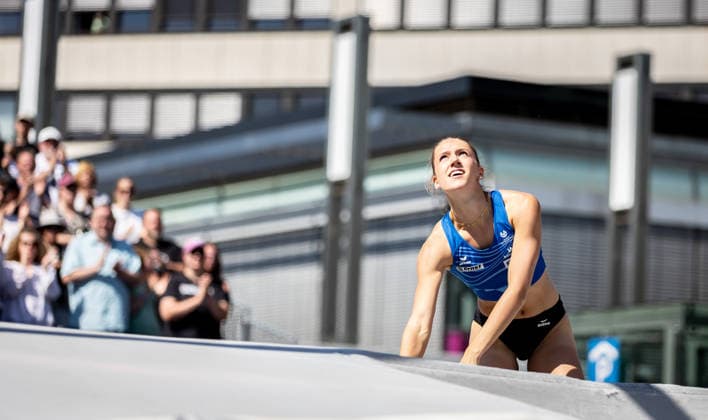 Deutsche Leichtathletik-Meisterschaften Stabhochsprung Frauen; Hannover, 24.07.2026 Blick nach oben, um zu schauen, ob die Latte auch wirklich liegenbleibt: Tamineh Steinmeyer (LAZ Zweibrücken) im Stabhochsprung der Frauen; Deutsche Leichtathletik-Meisterschaften Stabhochsprung Frauen am 24.07.2026 auf dem Opernplatz in Hannover (Niedersachsen). *** German Track and Field Championships—Women’s Pole Vault, Hanover, July 24, 2026. Looking up, to see if the bar really stays up Tamineh Steinmeyer of LAZ Zweibrücken in the women’s pole vault at the German Track and Field Championships on July 24, 2026, at Opernplatz in Hanover, Lower Saxony Copyright: xBEAUTIFULxSPORTS R.xSchmittx