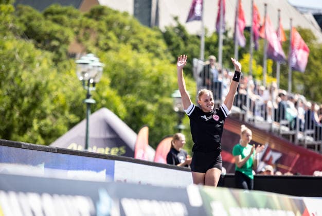 Deutsche Leichtathletik-Meisterschaften Stabhochsprung Frauen; Hannover, 24.07.2026 Vorfreude: Sarah Franziska Vogel (Eintracht Frankfurt e.V.) bei der Athletenpräsentation; Deutsche Leichtathletik-Meisterschaften Stabhochsprung Frauen am 24.07.2026 auf dem Opernplatz in Hannover (Niedersachsen). *** German Track and Field Championships – Women’s Pole Vault, Hanover, July 24, 2026: Sarah Franziska Vogel of Eintracht Frankfurt e.V. looks forward to the athletes’ presentation at the German Track and Field Championships—Women’s Pole Vault—on July 24, 2026, at Opernplatz in Hanover, Lower Saxony Copyright: xBEAUTIFULxSPORTS R.xSchmittx