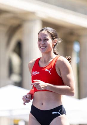 Deutsche Leichtathletik-Meisterschaften Stabhochsprung Frauen; Hannover, 24.07.2026 Vorfreude: Jule Glaßer (LG Brillux Münster) bei der Athletenpräsentation; Deutsche Leichtathletik-Meisterschaften Stabhochsprung Frauen am 24.07.2026 auf dem Opernplatz in Hannover (Niedersachsen). *** German Track and Field Championships – Women’s Pole Vault, Hanover, July 24, 2026: Jule Glaßer of LG Brillux Münster looks forward to the athletes’ presentation at the German Track and Field Championships – Women’s Pole Vault on July 24, 2026, at Opernplatz in Hanover, Lower Saxony Copyright: xBEAUTIFULxSPORTS R.xSchmittx