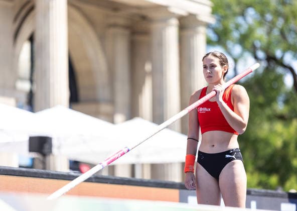 Deutsche Leichtathletik-Meisterschaften Stabhochsprung Frauen; Hannover, 24.07.2026 Fokussiert: Jule Glaßer (LG Brillux Münster) im Stabhochsprung der Frauen; Deutsche Leichtathletik-Meisterschaften Stabhochsprung Frauen am 24.07.2026 auf dem Opernplatz in Hannover (Niedersachsen). *** German Track and Field Championships – Women’s Pole Vault, Hanover, July 24, 2026: Jule Glaßer of LG Brillux Münster stays focused in the women’s pole vault at the German Track and Field Championships on July 24, 2026, at Opernplatz in Hanover, Lower Saxony Copyright: xBEAUTIFULxSPORTS R.xSchmittx
