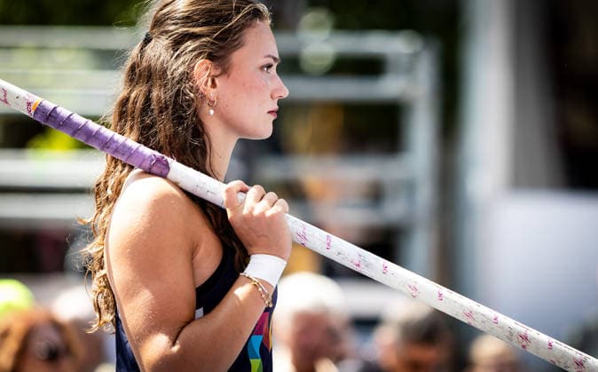 Deutsche Leichtathletik-Meisterschaften Stabhochsprung Frauen; Hannover, 24.07.2026 Fokussiert: Lotte Gretzler (USC Mainz) im Stabhochsprung der Frauen; Deutsche Leichtathletik-Meisterschaften Stabhochsprung Frauen am 24.07.2026 auf dem Opernplatz in Hannover (Niedersachsen). *** German Track and Field Championships – Women’s Pole Vault, Hanover, July 24, 2026: Lotte Gretzler of USC Mainz stays focused in the women’s pole vault at the German Track and Field Championships on July 24, 2026, at Opernplatz in Hanover, Lower Saxony Copyright: xBEAUTIFULxSPORTS R.xSchmittx
