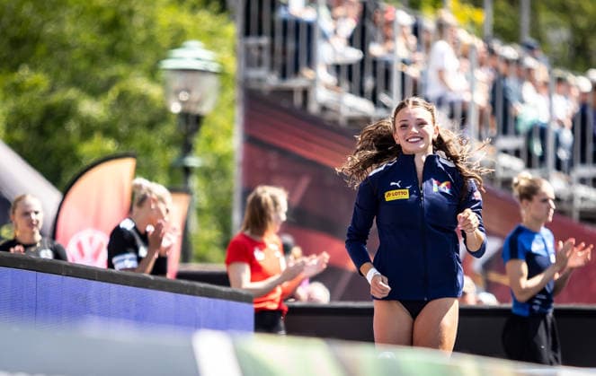 Deutsche Leichtathletik-Meisterschaften Stabhochsprung Frauen; Hannover, 24.07.2026 Vorfreude: Lotte Gretzler (USC Mainz) bei der Athletenpräsentation; Deutsche Leichtathletik-Meisterschaften Stabhochsprung Frauen am 24.07.2026 auf dem Opernplatz in Hannover (Niedersachsen). *** German Track and Field Championships – Women s Pole Vault, Hanover, July 24, 2026: Lotte Gretzler of USC Mainz looks forward to the athletes’ presentation at the German Track and Field Championships—Women’s Pole Vault—on July 24, 2026, at Opernplatz in Hanover, Lower Saxony Copyright: xBEAUTIFULxSPORTS R.xSchmittx