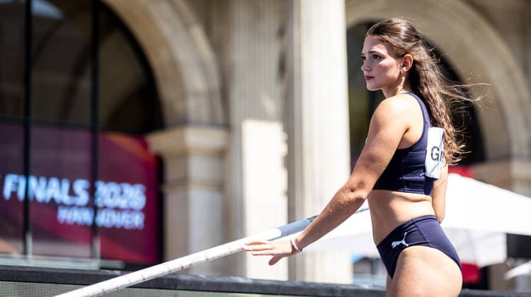 Deutsche Leichtathletik-Meisterschaften Stabhochsprung Frauen; Hannover, 24.07.2026 Fokussiert: Lotte Gretzler (USC Mainz) im Stabhochsprung der Frauen; Deutsche Leichtathletik-Meisterschaften Stabhochsprung Frauen am 24.07.2026 auf dem Opernplatz in Hannover (Niedersachsen). *** German Track and Field Championships – Women’s Pole Vault, Hanover, July 24, 2026: Lotte Gretzler of USC Mainz stays focused in the women’s pole vault at the German Track and Field Championships—Women’s Pole Vault on July 24, 2026, at Opernplatz in Hanover, Lower Saxony Copyright: xBEAUTIFULxSPORTS R.xSchmittx