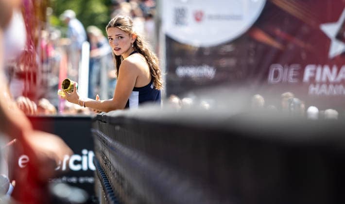 Deutsche Leichtathletik-Meisterschaften Stabhochsprung Frauen; Hannover, 24.07.2026 Beim Präparieren ihres Stabs: Lotte Gretzler (USC Mainz) im Stabhochsprung der Frauen; Deutsche Leichtathletik-Meisterschaften Stabhochsprung Frauen am 24.07.2026 auf dem Opernplatz in Hannover (Niedersachsen). *** German Track and Field Championships – Women’s Pole Vault, Hanover, July 24, 2026: Lotte Gretzler of USC Mainz prepares her pole for the women’s pole vault at the German Track and Field Championships on July 24, 2026, at Opernplatz in Hanover, Lower Saxony Copyright: xBEAUTIFULxSPORTS R.xSchmittx