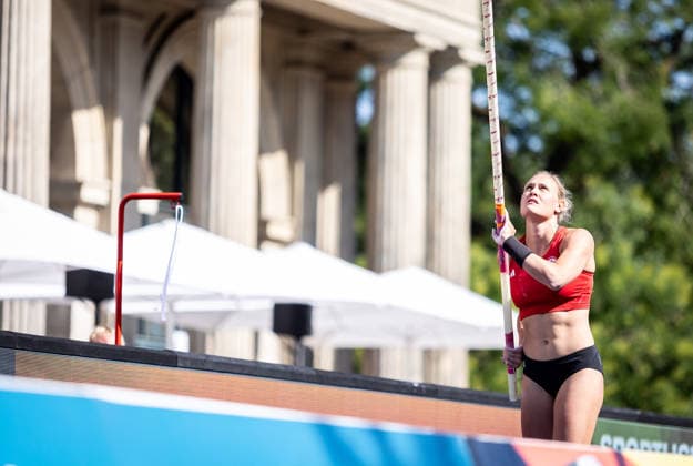 Deutsche Leichtathletik-Meisterschaften Stabhochsprung Frauen; Hannover, 24.07.2026 Blick nach oben: Sarah Franziska Vogel (Eintracht Frankfurt e.V.) im Stabhochsprung der Frauen; Deutsche Leichtathletik-Meisterschaften Stabhochsprung Frauen am 24.07.2026 auf dem Opernplatz in Hannover (Niedersachsen). *** German Track and Field Championships—Women’s Pole Vault, Hanover, July 24, 2026 Looking Up: Sarah Franziska Vogel of Eintracht Frankfurt e.V. in the women’s pole vault at the German Track and Field Championships—Women’s Pole Vault on July 24, 2026, at Opernplatz in Hanover, Lower Saxony Copyright: xBEAUTIFULxSPORTS R.xSchmittx