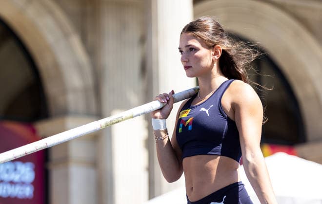 Deutsche Leichtathletik-Meisterschaften Stabhochsprung Frauen; Hannover, 24.07.2026 Fokussiert: Lotte Gretzler (USC Mainz) im Stabhochsprung der Frauen; Deutsche Leichtathletik-Meisterschaften Stabhochsprung Frauen am 24.07.2026 auf dem Opernplatz in Hannover (Niedersachsen). *** German Track and Field Championships – Women’s Pole Vault, Hanover, July 24, 2026: Lotte Gretzler of USC Mainz stays focused in the women’s pole vault at the German Track and Field Championships on July 24, 2026, at Opernplatz in Hanover, Lower Saxony Copyright: xBEAUTIFULxSPORTS R.xSchmittx