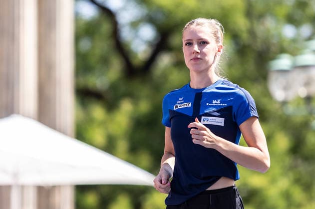 Deutsche Leichtathletik-Meisterschaften Stabhochsprung Frauen; Hannover, 24.07.2026 Tamineh Steinmeyer (LAZ Zweibrücken) bei der Athletenpräsentation; Deutsche Leichtathletik-Meisterschaften Stabhochsprung Frauen am 24.07.2026 auf dem Opernplatz in Hannover (Niedersachsen). *** German Track and Field Championships – Women’s Pole Vault, Hanover, July 24, 2026: Tamineh Steinmeyer of LAZ Zweibrücken at the athlete presentation for the German Track and Field Championships—Women’s Pole Vault—on July 24, 2026, at Opernplatz in Hanover, Lower Saxony Copyright: xBEAUTIFULxSPORTS R.xSchmittx