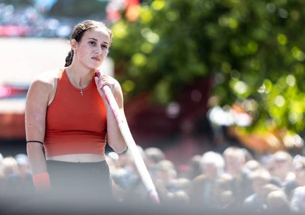 Deutsche Leichtathletik-Meisterschaften Stabhochsprung Frauen; Hannover, 24.07.2026 Beim Warm-Up vor dem Stabhochsprung-Wettkampf: Jule Glaßer (LG Brillux Münster); Deutsche Leichtathletik-Meisterschaften Stabhochsprung Frauen am 24.07.2026 auf dem Opernplatz in Hannover (Niedersachsen). *** German Track and Field Championships – Women’s Pole Vault, Hanover, July 24, 2026: Jule Glaßer of LG Brillux Münster warming up before the women’s pole vault competition at the German Track and Field Championships on July 24, 2026, at Opernplatz in Hanover, Lower Saxony Copyright: xBEAUTIFULxSPORTS R.xSchmittx