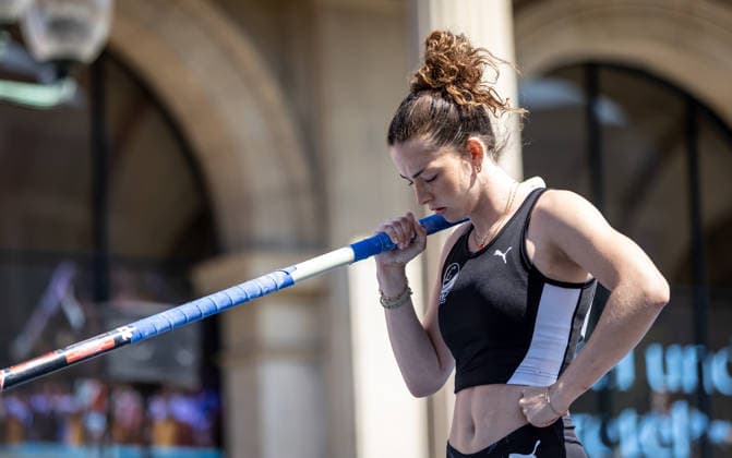 Deutsche Leichtathletik-Meisterschaften Stabhochsprung Frauen; Hannover, 24.07.2026 Fokussiert: Anna Hiesinger (LAZ Ludwigsburg) im Stabhochsprung der Frauen; Deutsche Leichtathletik-Meisterschaften Stabhochsprung Frauen am 24.07.2026 auf dem Opernplatz in Hannover (Niedersachsen). *** German Track and Field Championships – Women’s Pole Vault, Hanover, July 24, 2026: Anna Hiesinger of LAZ Ludwigsburg stays focused in the women’s pole vault at the German Track and Field Championships on July 24, 2026, at Opernplatz in Hanover, Lower Saxony Copyright: xBEAUTIFULxSPORTS R.xSchmittx