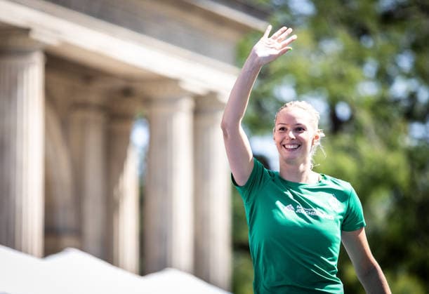 Deutsche Leichtathletik-Meisterschaften Stabhochsprung Frauen; Hannover, 24.07.2026 Vorfreude: Friedelinde Petershofen (SV Werder Bremen) während der Athletenpräsentation; Deutsche Leichtathletik-Meisterschaften Stabhochsprung Frauen am 24.07.2026 auf dem Opernplatz in Hannover (Niedersachsen). *** German Track and Field Championships – Women’s Pole Vault, Hanover, July 24, 2026: Friedelinde Petershofen of SV Werder Bremen looks forward to the event during the athletes’ presentation at the German Track and Field Championships—Women’s Pole Vault—on July 24, 2026, at Opernplatz in Hanover, Lower Saxony Copyright: xBEAUTIFULxSPORTS R.xSchmittx