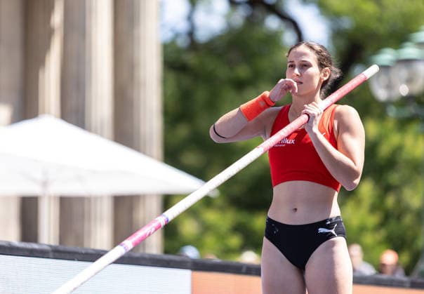 Deutsche Leichtathletik-Meisterschaften Stabhochsprung Frauen; Hannover, 24.07.2026 Nachdenklich: Jule Glaßer (LG Brillux Münster) im Stabhochsprung der Frauen; Deutsche Leichtathletik-Meisterschaften Stabhochsprung Frauen am 24.07.2026 auf dem Opernplatz in Hannover (Niedersachsen). *** German Track and Field Championships – Women’s Pole Vault, Hanover, July 24, 2026: A pensive Jule Glaßer of LG Brillux Münster in the women’s pole vault at the German Track and Field Championships on July 24, 2026, at Opernplatz in Hanover, Lower Saxony Copyright: xBEAUTIFULxSPORTS R.xSchmittx