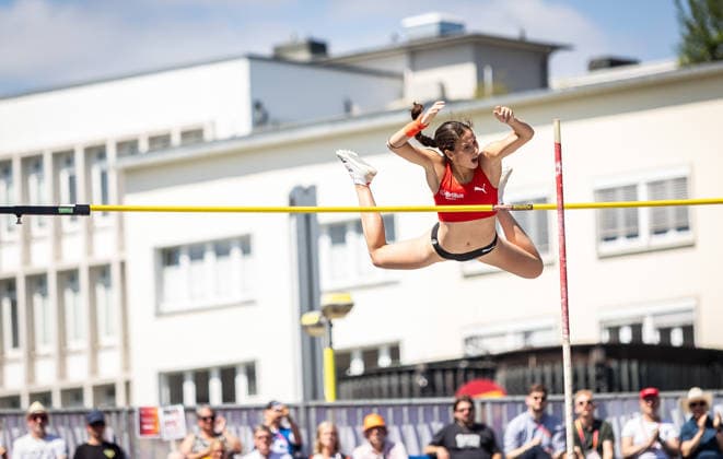 Deutsche Leichtathletik-Meisterschaften Stabhochsprung Frauen; Hannover, 24.07.2026 Jule Glaßer (LG Brillux Münster) im Stabhochsprung der Frauen; Deutsche Leichtathletik-Meisterschaften Stabhochsprung Frauen am 24.07.2026 auf dem Opernplatz in Hannover (Niedersachsen). *** German Track and Field Championships – Women s Pole Vault, Hanover, July 24, 2026 Jule Glaßer of LG Brillux Münster in the women’s pole vault at the German Track and Field Championships on July 24, 2026, at Opernplatz in Hanover, Lower Saxony Copyright: xBEAUTIFULxSPORTS R.xSchmittx