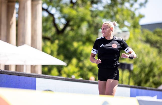 Deutsche Leichtathletik-Meisterschaften Stabhochsprung Frauen; Hannover, 24.07.2026 Vorfreude: Sarah Franziska Vogel (Eintracht Frankfurt e.V.) bei der Athletenpräsentation; Deutsche Leichtathletik-Meisterschaften Stabhochsprung Frauen am 24.07.2026 auf dem Opernplatz in Hannover (Niedersachsen). *** German Track and Field Championships – Women’s Pole Vault, Hanover, July 24, 2026: Sarah Franziska Vogel of Eintracht Frankfurt e.V. looks forward to the athletes’ presentation at the German Track and Field Championships—Women’s Pole Vault—on July 24, 2026, at Opernplatz in Hanover, Lower Saxony Copyright: xBEAUTIFULxSPORTS R.xSchmittx