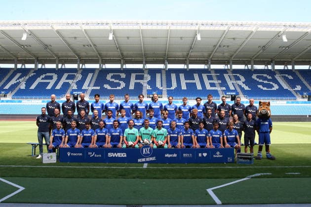 24.07.2026, xrekx, Fussball 2.Bundesliga, Karlsruher SC - Fototermin Saison 2026 27 v.l. Hintere Reihe (v.l.n.r.): Torwarttrainer Markus Miller, Co-Trainer Emmanuel Faloba, Co-Trainer Daniel Gordon, Hyeokkyu Kwon, Paul Scholl, John Davis Meyer, Moritz Broschinski, Marcel Franke, Christoph Kobald, Niclas Dühring, Eymen Laghrissi, Spielanalyst Alexander Belinger, Teammanager Steffen Hillmann, Zeugwart Torsten Merkel, Zeugwart Cafer Aydogan. Mittlere Reihe (v.l.n.r.): Geschäftsführer Mario Eggimann, Direktor Profifußball Timon Pauls, Athletiktrainer Mauro Zanoguera, Co-Trainer Eduard Buxmann, Trainer Maximilian Senft, Kevin Wiethaup, Noel Eichinger, Tim Civeja, Lilian Egloff, Shio Fukuda, Rafael Pinto Pedrosa, Rehatrainer Wendelin Wäcker, Leiter Physiotherapie Marius Emnet, Mannschaftsarzt Dr. Marcus Schweizer, Physiotherapeutin Anja Bergheim, Physiotherapeut Kevin Benz, Maskottchen Willi Wildpark. Vordere Reihe (v.l.n.r.): Viktor Bergh, Andreas Müller, Jason Ponente-Ramirez, Sebastian Jung, Marvin Wanitzek, Robin Himmelmann, Hans Christian Bernat, Ferdinand Gebert, Santeri Väänänen, Louey Ben Farhat, Deniz Ofli, Danyal Zor, Meiko Wäschenbach. (DFL DFB REGULATIONS PROHIBIT ANY USE OF PHOTOGRAPHS as IMAGE SEQUENCES and or QUASI-VIDEO) Karlsruhe *** July 24, 2026, xrekx, Soccer 2. Bundesliga, Karlsruher SC Photo Op for the 2026–27 Season, from left to right in the back row: Goalkeeper Coach Markus Miller, Assistant Coach Emmanuel Faloba, Assistant Coach Daniel Gordon, Hyeokkyu Kwon, Paul Scholl, John Davis Meyer, Moritz Broschinski, Marcel Franke, Christoph Kobald, Niclas Dühring, Eymen Laghrissi, Match Analyst Alexander Belinger, Team Manager Steffen Hillmann, Equipment Manager Torsten Merkel, Equipment Manager Cafer Aydogan Middle row, from left to right: Sporting Director Mario Eggimann, Director of Professional Soccer Timon Pauls, Athletic Trainer Mauro Zanoguera, Assistant Coach Eduard Buxmann, Head Coach Maximilian Senft, Kevin Wiethaup, Noel Eichinger, Tim Civeja, Lilian Egloff, Shio Fukuda, Rafael Pinto Pedrosa, Rehabilitation Coach Wendelin Wäcker, Head of Physical Therapy Marius Emnet, Team Doctor Dr. Marcus Schweizer, Physical Therapist Anja Bergheim, Physical Therapist Kevin Benz, Mascot Willi Wildpark; Front row, from left to right: Viktor Bergh, Andreas Müller, Jason Ponente Ramirez, Sebastian Jung, Marvin Wanitzek, Robin Himmelmann, Hans Christian Bernat, Ferdinand Gebert, Santeri Väänänen, Louey Ben Farhat, Deniz Ofli, Danyal Zor, Meiko Wäschenbach DFL DFB REGULATIONS PROHIBIT ANY USE OF PHOTOGRAPHS AS IMAGE SEQUENCES AND OR QUASI-VIDEO Karlsruhe