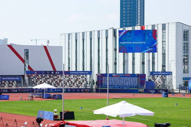 RUSSIA, YEKATERINBURG - JULY 25, 2026: A billboard with a message reading missile alert is seen at Kalininets Stadium during the Russian Athletics Championships Russian Athletics Championships Suspended In Yekaterinburg Over Drone Attack  - ZUMAt113 20260725_zaa_t113_008 Copyright: xDonatxSorokinx