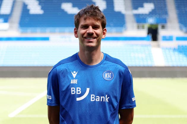 24.07.2026, xrekx, Fussball 2.Bundesliga, Karlsruher SC - Fototermin Saison 2026 27 v.l. Alexander Belinger, Spielanalyst (Karlsruher SC) (DFL DFB REGULATIONS PROHIBIT ANY USE OF PHOTOGRAPHS as IMAGE SEQUENCES and or QUASI-VIDEO) Karlsruhe *** July 24, 2026, xrekx, Soccer 2. Bundesliga, Karlsruher SC Photo Op, 2026–27 Season, from left: Alexander Belinger, Match Analyst, Karlsruher SC. DFL and DFB regulations prohibit any use of photographs as image sequences and or quasi-video. Karlsruhe