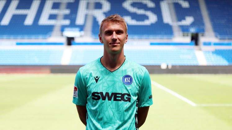 24.07.2026, xrekx, Fussball 2.Bundesliga, Karlsruher SC - Fototermin Saison 2026 27 v.l. Hans Christian Bernat (Karlsruher SC) (DFL DFB REGULATIONS PROHIBIT ANY USE OF PHOTOGRAPHS as IMAGE SEQUENCES and or QUASI-VIDEO) Karlsruhe *** July 24, 2026, xrekx, Soccer 2. Bundesliga, Karlsruher SC Photo Session, 2026–27 Season, from left: Hans Christian Bernat, Karlsruher SC. DFL and DFB regulations prohibit any use of photographs as image sequences and or quasi-video. Karlsruhe
