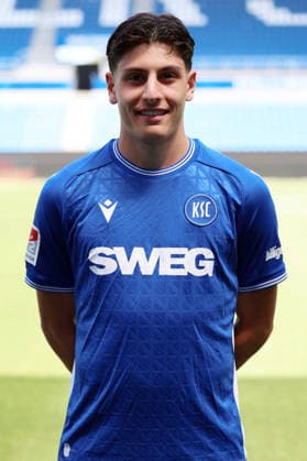 24.07.2026, xrekx, Fussball 2.Bundesliga, Karlsruher SC - Fototermin Saison 2026 27 v.l. Deniz Ofli (Karlsruher SC) (DFL DFB REGULATIONS PROHIBIT ANY USE OF PHOTOGRAPHS as IMAGE SEQUENCES and or QUASI-VIDEO) Karlsruhe *** July 24, 2026, xrekx, Soccer 2. Bundesliga, Karlsruher SC Photo Session, 2026–27 Season, from left: Deniz Ofli, Karlsruher SC. DFL and DFB regulations prohibit any use of photographs as image sequences and or quasi-video. Karlsruhe