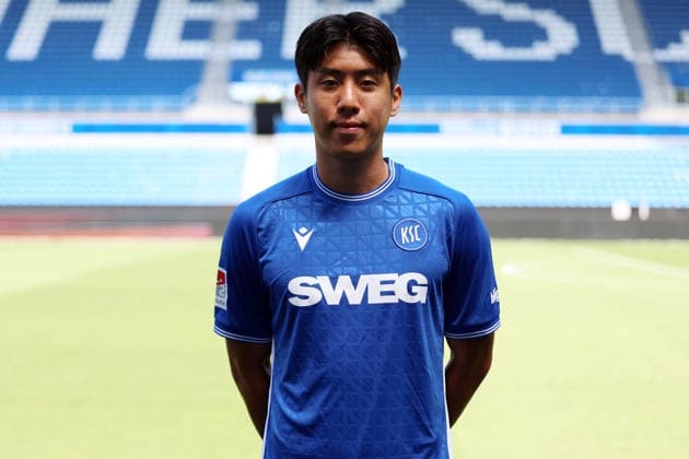24.07.2026, xrekx, Fussball 2.Bundesliga, Karlsruher SC - Fototermin Saison 2026 27 v.l. Hyeok-Kyu Kwon (Karlsruher SC) (DFL DFB REGULATIONS PROHIBIT ANY USE OF PHOTOGRAPHS as IMAGE SEQUENCES and or QUASI-VIDEO) Karlsruhe *** July 24, 2026, xrekx, Soccer 2. Bundesliga, Karlsruher SC Photo Session, 2026–27 Season, from left: Hyeok Kyu Kwon, Karlsruher SC. DFL and DFB regulations prohibit any use of photographs as image sequences and or quasi-video. Karlsruhe