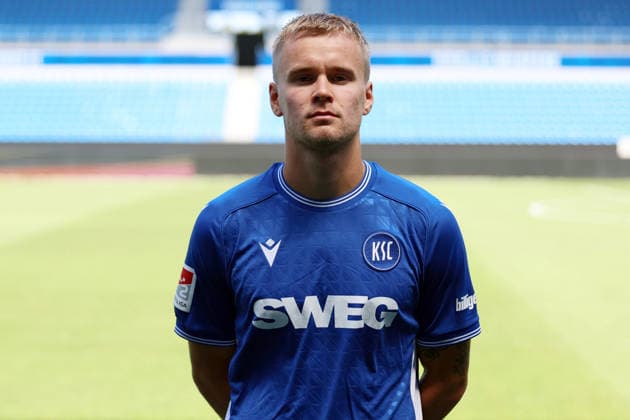 24.07.2026, xrekx, Fussball 2.Bundesliga, Karlsruher SC - Fototermin Saison 2026 27 v.l. Santeri Väänänen Vaeaenaen (Karlsruher SC) (DFL DFB REGULATIONS PROHIBIT ANY USE OF PHOTOGRAPHS as IMAGE SEQUENCES and or QUASI-VIDEO) Karlsruhe *** July 24, 2026, xrekx, Soccer 2. Bundesliga, Karlsruher SC Photo Op, 2026–27 Season, from left: Santeri Väänänen, Vaeaenaen, Karlsruher SC. DFL and DFB regulations prohibit any use of photographs as image sequences and or quasi-video. Karlsruhe