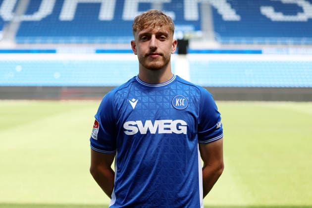 24.07.2026, xrekx, Fussball 2.Bundesliga, Karlsruher SC - Fototermin Saison 2026 27 v.l. Noel Eichinger (Karlsruher SC) (DFL DFB REGULATIONS PROHIBIT ANY USE OF PHOTOGRAPHS as IMAGE SEQUENCES and or QUASI-VIDEO) Karlsruhe *** July 24, 2026, xrekx, Soccer 2. Bundesliga, Karlsruher SC Photo Session, 2026–27 Season, from left: Noel Eichinger, Karlsruher SC. DFL and DFB regulations prohibit any use of photographs as image sequences and or quasi-video. Karlsruhe