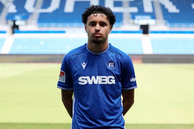 24.07.2026, xrekx, Fussball 2.Bundesliga, Karlsruher SC - Fototermin Saison 2026 27 v.l. Eymen Laghrissi (Karlsruher SC) (DFL DFB REGULATIONS PROHIBIT ANY USE OF PHOTOGRAPHS as IMAGE SEQUENCES and or QUASI-VIDEO) Karlsruhe *** July 24, 2026, xrekx, Soccer 2. Bundesliga, Karlsruher SC Photo Op, 2026–27 Season, from left: Eymen Laghrissi, Karlsruher SC. DFL and DFB regulations prohibit any use of photographs as image sequences and or quasi-video. Karlsruhe