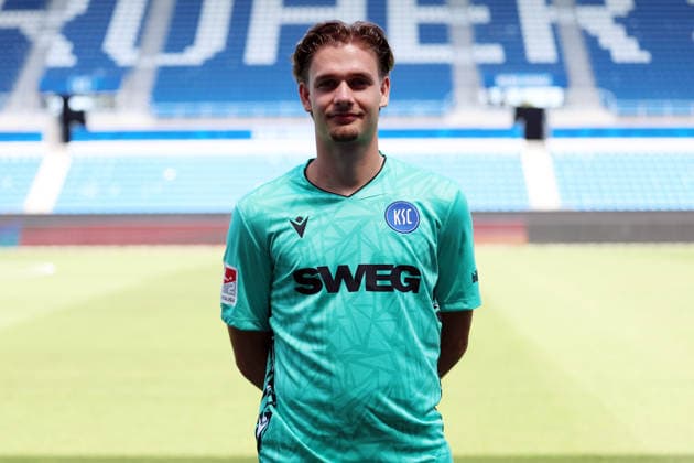 24.07.2026, xrekx, Fussball 2.Bundesliga, Karlsruher SC - Fototermin Saison 2026 27 v.l. Ferdinand Gebert (Karlsruher SC) (DFL DFB REGULATIONS PROHIBIT ANY USE OF PHOTOGRAPHS as IMAGE SEQUENCES and or QUASI-VIDEO) Karlsruhe *** July 24, 2026, xrekx, Soccer 2. Bundesliga, Karlsruher SC Photo Session, 2026–27 Season, from left: Ferdinand Gebert, Karlsruher SC. DFL and DFB regulations prohibit any use of photographs as image sequences and or quasi-video. Karlsruhe