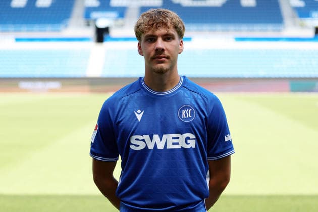 24.07.2026, xrekx, Fussball 2.Bundesliga, Karlsruher SC - Fototermin Saison 2026 27 v.l. Meiko Wäschenbach Waeschenbach (Karlsruher SC) (DFL DFB REGULATIONS PROHIBIT ANY USE OF PHOTOGRAPHS as IMAGE SEQUENCES and or QUASI-VIDEO) Karlsruhe *** July 24, 2026, xrekx, Soccer 2. Bundesliga, Karlsruher SC Photo Session, 2026–27 Season, from left: Meiko Wäschenbach, Waeschenbach, Karlsruher SC. DFL and DFB regulations prohibit any use of photographs as image sequences and or quasi-video. Karlsruhe