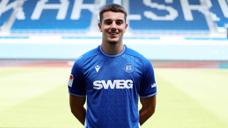 24.07.2026, xrekx, Fussball 2.Bundesliga, Karlsruher SC - Fototermin Saison 2026 27 v.l. John Davis Meyer (Karlsruher SC) (DFL DFB REGULATIONS PROHIBIT ANY USE OF PHOTOGRAPHS as IMAGE SEQUENCES and or QUASI-VIDEO) Karlsruhe *** July 24, 2026, xrekx, Soccer 2. Bundesliga, Karlsruher SC Photo Op, 2026–27 Season, from left: John Davis, Meyer, Karlsruher SC. DFL and DFB regulations prohibit any use of photographs as image sequences and or quasi-video. Karlsruhe