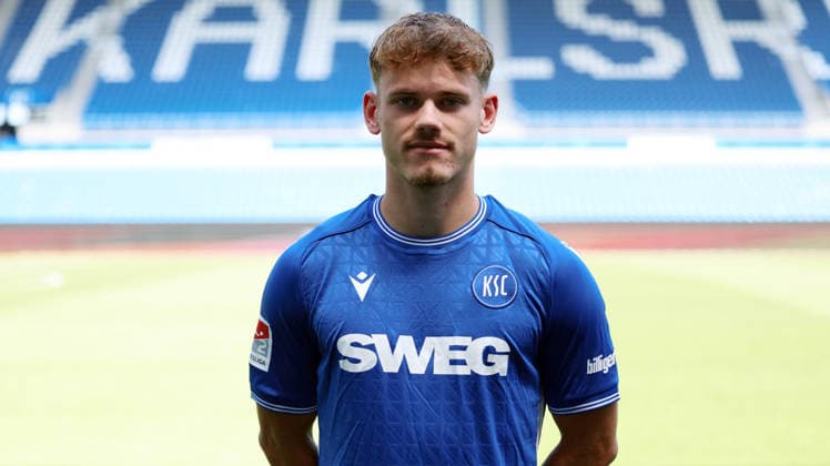 24.07.2026, xrekx, Fussball 2.Bundesliga, Karlsruher SC - Fototermin Saison 2026 27 v.l. Niclas Dühring Duering (Karlsruher SC) (DFL DFB REGULATIONS PROHIBIT ANY USE OF PHOTOGRAPHS as IMAGE SEQUENCES and or QUASI-VIDEO) Karlsruhe *** July 24, 2026, xrekx, Soccer 2. Bundesliga, Karlsruher SC Photo Session, 2026–27 Season, from left: Niclas Dühring, Duering, Karlsruher SC, DFL, DFB. REGULATIONS PROHIBIT ANY USE OF PHOTOGRAPHS AS IMAGE SEQUENCES AND OR QUASI-VIDEO. Karlsruhe