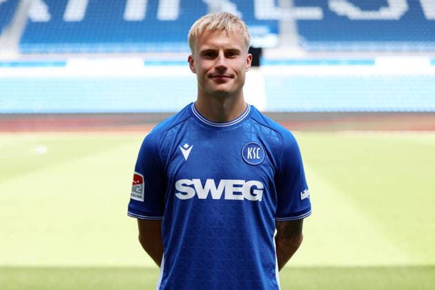 24.07.2026, xrekx, Fussball 2.Bundesliga, Karlsruher SC - Fototermin Saison 2026 27 v.l. Viktor Bergh (Karlsruher SC) (DFL DFB REGULATIONS PROHIBIT ANY USE OF PHOTOGRAPHS as IMAGE SEQUENCES and or QUASI-VIDEO) Karlsruhe *** July 24, 2026, xrekx, Soccer 2. Bundesliga, Karlsruher SC Photo Op, 2026–27 Season, from left: Viktor Bergh, Karlsruher SC. DFL and DFB regulations prohibit any use of photographs as image sequences and or quasi-video. Karlsruhe