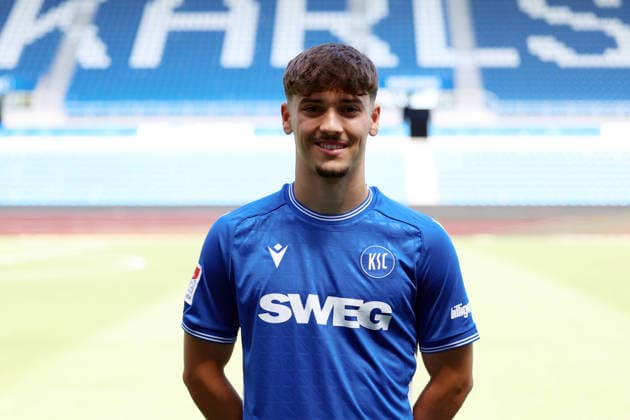 24.07.2026, xrekx, Fussball 2.Bundesliga, Karlsruher SC - Fototermin Saison 2026 27 v.l. Rafael Pinto Pedrosa (Karlsruher SC) (DFL DFB REGULATIONS PROHIBIT ANY USE OF PHOTOGRAPHS as IMAGE SEQUENCES and or QUASI-VIDEO) Karlsruhe *** July 24, 2026, xrekx, Soccer 2. Bundesliga, Karlsruher SC Photo Session, 2026–27 Season, from left: Rafael Pinto Pedrosa, Karlsruher SC. DFL and DFB regulations prohibit any use of photographs as image sequences and or quasi-video. Karlsruhe