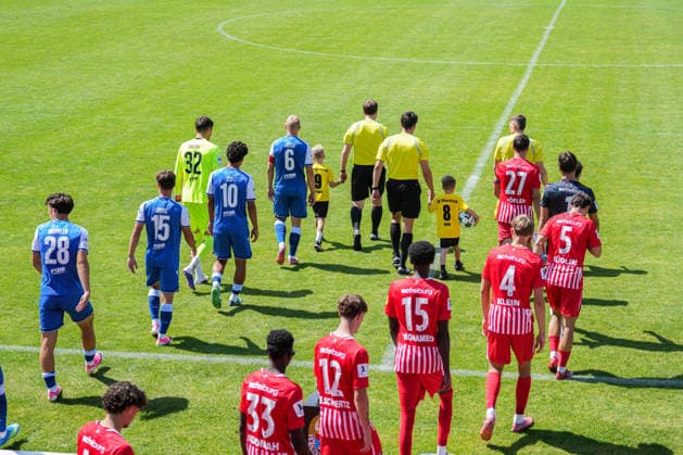 Testspiel, SC Freiburg U23 vs TSG Hoffenheim II, 25.07.2026 Die Mannschaften beim Einlaufen auf den Platz Testspiel, SC Freiburg U23 vs TSG Hoffenheim II, Renchtal-Stadion Oberkirch, 25.07.2026 DFB DFL REGULATIONS PROHIBIT ANY USE OF PHOTOGRAPHS AS IMAGE SEQUENCES AND OR QUASI-VIDEO *** Friendly Match, SC Freiburg U23 vs. TSG Hoffenheim II, July 25, 2026 The teams entering the field Friendly Match, SC Freiburg U23 vs. TSG Hoffenheim II, Renchtal Stadium, Oberkirch, July 25, 2026 DFB and DFL regulations prohibit any use of photographs as image sequences and or quasi-video Copyright: xBEAUTIFULxSPORTS Boscox
