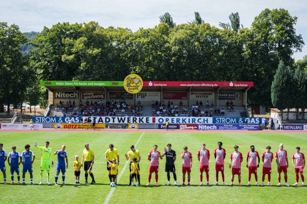 Testspiel, SC Freiburg U23 vs TSG Hoffenheim II, 25.07.2026 Die Mannschaften und Schiedsrichter beim Winken zu den Zuschauern Testspiel, SC Freiburg U23 vs TSG Hoffenheim II, Renchtal-Stadion Oberkirch, 25.07.2026 DFB DFL REGULATIONS PROHIBIT ANY USE OF PHOTOGRAPHS AS IMAGE SEQUENCES AND OR QUASI-VIDEO *** Friendly Match, SC Freiburg U23 vs. TSG Hoffenheim II, July 25, 2026 The teams and referees waving to the spectators Friendly Match, SC Freiburg U23 vs. TSG Hoffenheim II, Renchtal Stadium, Oberkirch, July 25, 2026 DFB and DFL regulations prohibit any use of photographs as image sequences and or quasi-video Copyright: xBEAUTIFULxSPORTS Boscox