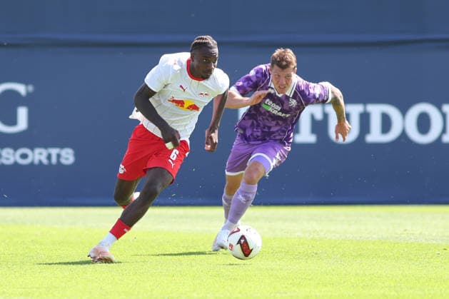 Testspiel: RB Leipzig - FC Ingolstadt 04, 25.07.26 Ezechiel Banzuzi (6, RB Leipzig) gegen Jonas Scholz (15, FC Ingolstadt). Fußball, Saison-Vorbereitung 2026 2027, Testspiel: RB Leipzig (1. Bundesliga) vs. FC Ingolstadt 04 (3. Liga) am 25.07.26 im RB-Trainingszentrum am Cottaweg. *** Friendly Match: RB Leipzig vs. FC Ingolstadt 04, July 25, 2026—Ezechiel Banzuzi 6, RB Leipzig vs. Jonas Scholz 15, FC Ingolstadt Soccer, 2026–2027 Preseason, Friendly Match: RB Leipzig (1. Bundesliga) vs. FC Ingolstadt 04 (3. Liga) on July 25, 2026, at the RB Training Center on Cottaweg Copyright: xBEAUTIFULxSPORTS JanxKaeferx
