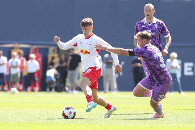 Testspiel: RB Leipzig - FC Ingolstadt 04, 25.07.26 Brajan Gruda (10, RB Leipzig) gegen Kapitän Simon Lorenz (32, FC Ingolstadt). Fußball, Saison-Vorbereitung 2026 2027, Testspiel: RB Leipzig (1. Bundesliga) vs. FC Ingolstadt 04 (3. Liga) am 25.07.26 im RB-Trainingszentrum am Cottaweg. *** Friendly Match: RB Leipzig vs. FC Ingolstadt 04, July 25, 2026 – Brajan Gruda (10), RB Leipzig vs. Captain Simon Lorenz (32), FC Ingolstadt Soccer, 2026–2027 Preseason, Friendly Match: RB Leipzig (1. Bundesliga) vs. FC Ingolstadt 04 (3. Liga) on July 25, 2026, at the RB Training Center on Cottaweg Copyright: xBEAUTIFULxSPORTS JanxKaeferx