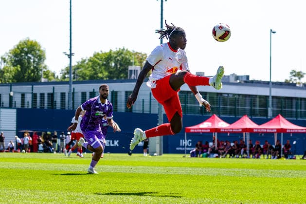 Johan Bakayoko (RB Leipzig, 11) Ballannahme, hoher Ball, springt hoch, RB Leipzig vs FC Ingolstadt, Fussball, Testspiel, Saison 2026 27, 25.07.2026,¨ RB Leipzig vs FC Ingolstadt, Fussball, Testspiel, Saison 2026 27, 25.07.2026 Leipzig *** Johan Bakayoko, RB Leipzig, 11, controls the ball, high ball, jumps high, RB Leipzig vs. FC Ingolstadt, soccer, friendly match, 2026–27 season, July 25, 2026, RB Leipzig vs. FC Ingolstadt, soccer, friendly match, 2026–27 season, July 25, 2026, Leipzig Copyright: xEibner-Pressefoto LauraxRoemerx EP_LRR