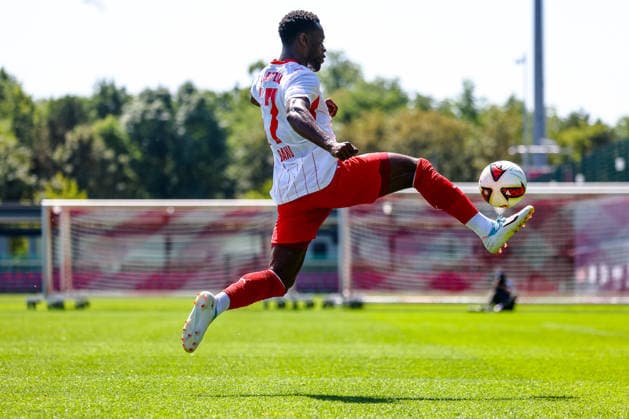 Ridle Baku (RB Leipzig, 17) springt zum Ball, hohe Ballannahme, hoher Ball, RB Leipzig vs FC Ingolstadt, Fussball, Testspiel, Saison 2026 27, 25.07.2026,¨ RB Leipzig vs FC Ingolstadt, Fussball, Testspiel, Saison 2026 27, 25.07.2026 Leipzig *** Ridle Baku (RB Leipzig), No. 17, jumps for the ball, high ball control, high ball, RB Leipzig vs. FC Ingolstadt, soccer, preseason match, 2026–27 season, July 25, 2026,¨ RB Leipzig vs. FC Ingolstadt, soccer, preseason match, 2026–27 season, July 25, 2026, Leipzig Copyright: xEibner-Pressefoto LauraxRoemerx EP_LRR