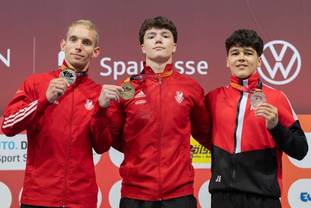 Deutsche Meisterschaften im Gerätturnen 2026, Gerätfinals Siegerehrung im Gerätfinale der Männer, Pauschenpferd. Von links: Lucas Kochan (SC Cottbus ), Radomyr Stelmark (SC Cottbus) und der Drittplatzierte Jonas Eder (MTV 1846 Ludwigsburg). Deutsche Meisterschaften im Gerätturnen, Gerätfinals, am 25. Juli 2026 in der ZAG-Arena in Hannover., Hannover Niedersachsen Deutschland ZAG Arena *** 2026 German Artistic Gymnastics Championships, Apparatus Finals; Medal Ceremony for the Men’s Apparatus Finals, Pommel Horse. From left: Lucas Kochan (SC Cottbus), Radomyr Stelmark (SC Cottbus), and third-place finisher Jonas Eder (MTV 1846 Ludwigsburg). German Artistic Gymnastics Championships, Apparatus Finals, on July 25, 2026, at the ZAG Arena in Hanover, Hanover, Lower Saxony, Germany. ZAG Arena