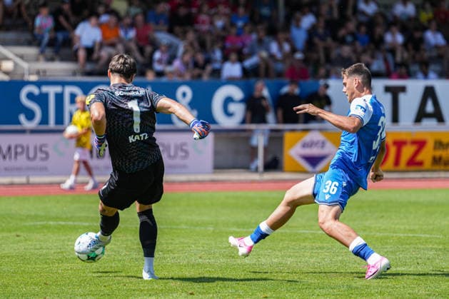 Testspiel, SC Freiburg U23 vs TSG Hoffenheim II, 25.07.2026 Kilian Katz (SC Freiburg U23, 1) der vor Jakov DediÄ‡ (TSG Hoffenheim II, 36) den Ball abspielt Testspiel, SC Freiburg U23 vs TSG Hoffenheim II, Renchtal-Stadion Oberkirch, 25.07.2026 DFB DFL REGULATIONS PROHIBIT ANY USE OF PHOTOGRAPHS AS IMAGE SEQUENCES AND OR QUASI-VIDEO *** Friendly Match, SC Freiburg U23 vs. TSG Hoffenheim II, July 25, 2026 Kilian Katz, SC Freiburg U23, 1, who passes the ball to Jakov Dedic, TSG Hoffenheim II, 36. Friendly match, SC Freiburg U23 vs. TSG Hoffenheim II, Renchtal Stadium, Oberkirch, July 25, 2026. DFB and DFL regulations prohibit any use of photographs as image sequences and or quasi-video. Copyright: xBEAUTIFULxSPORTS Boscox