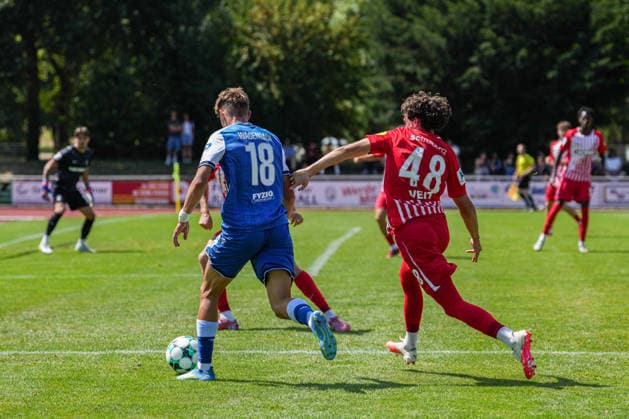 Testspiel, SC Freiburg U23 vs TSG Hoffenheim II, 25.07.2026 Zweikampf zwischen Jannik Veit (SC Freiburg U23, 48) und Lion Wagenbach (TSG Hoffenheim II, 18) Testspiel, SC Freiburg U23 vs TSG Hoffenheim II, Renchtal-Stadion Oberkirch, 25.07.2026 DFB DFL REGULATIONS PROHIBIT ANY USE OF PHOTOGRAPHS AS IMAGE SEQUENCES AND OR QUASI-VIDEO *** Friendly Match, SC Freiburg U23 vs. TSG Hoffenheim II, July 25, 2026; Tackle between Jannik Veit (SC Freiburg U23), 48, and Lion Wagenbach of TSG Hoffenheim II, 18 Friendly match, SC Freiburg U23 vs. TSG Hoffenheim II, Renchtal Stadium, Oberkirch, July 25, 2026 DFB and DFL regulations prohibit any use of photographs as image sequences and or quasi-video Copyright: xBEAUTIFULxSPORTS Boscox